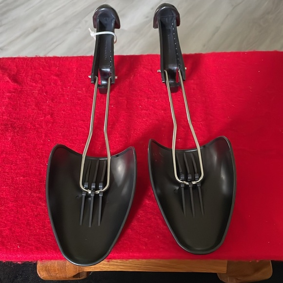Shoe Gear Men’s Shoe Tree-Black-Plastic-Adjustable-Fits Most Sizes and Styles - Picture 3 of 6